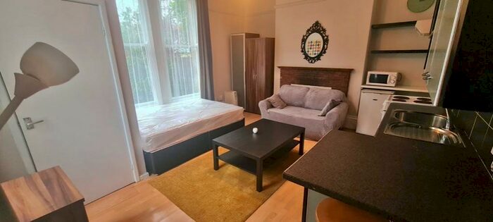 Studio To Rent In Headingley Lane, Leeds, West Yorkshire, LS6