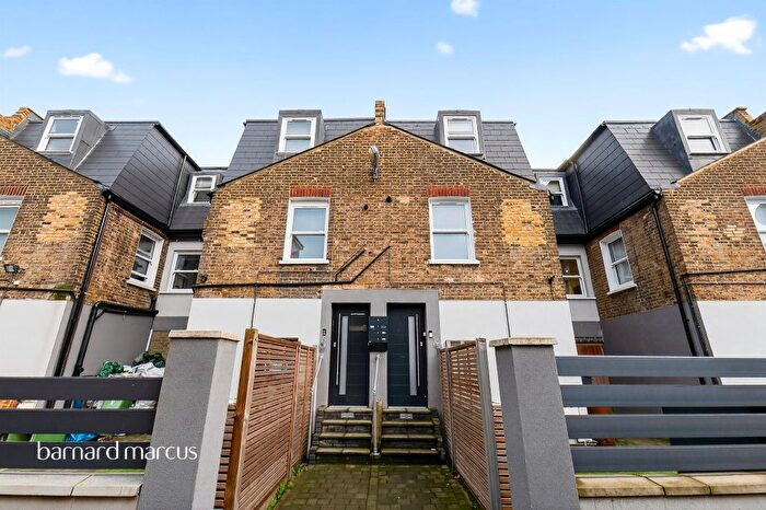 2 Bedroom Flat For Sale In Mitcham Road, London, SW17