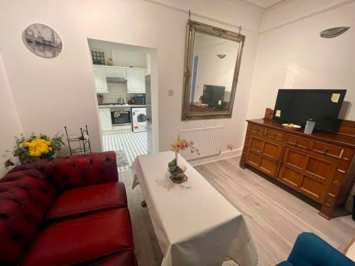 3 Bedroom Flat To Rent In Vauxhall Walk, Pimlico, West End, Nine Elms, London, SE11
