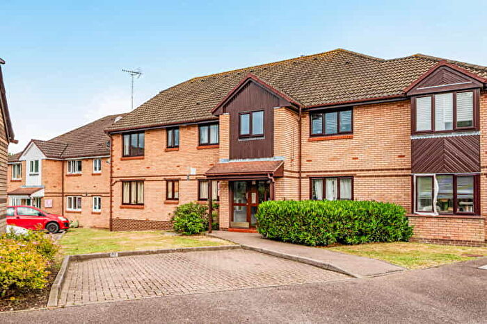 2 Bedroom Flat For Sale In Bornedene, Potters Bar, Hertfordshire, EN6