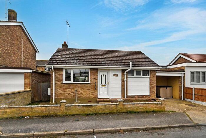 2 Bedroom Detached Bungalow For Sale In Zider Pass, Canvey Island, SS8