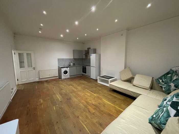 3 Bedroom Flat To Rent In South End, Croydon, Surrey, CR0