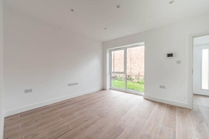 2 Bedroom House For Sale In Finchley Central, Finchley, London, N3