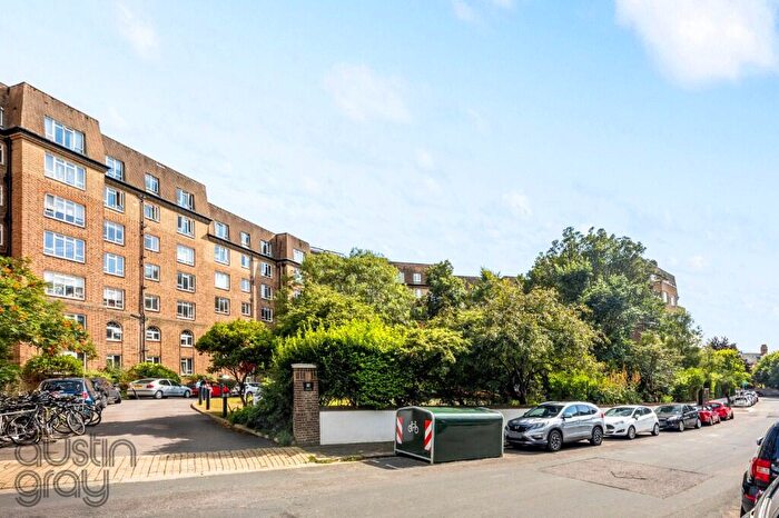 3 Bedroom Flat For Sale In Wick Hall, Furze Hill, Hove, BN3
