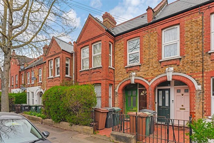 2 Bedroom Maisonette For Sale In Brettenham Road, London, E17