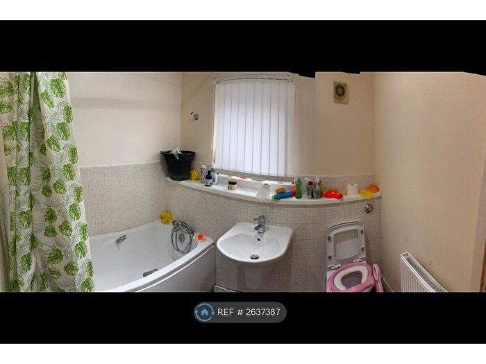 2 Bedroom Flat To Rent In Central, Sale, M33