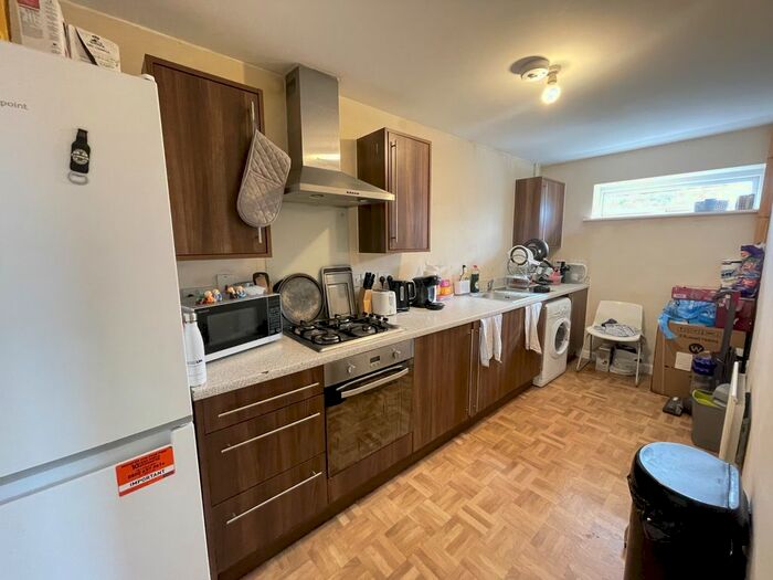 3 Bedroom Flat To Rent In Aviation Avenue, Hatfield, AL10