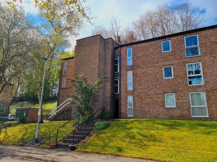 2 Bedroom Flat To Rent In Frizley Gardens, Bradford, BD9