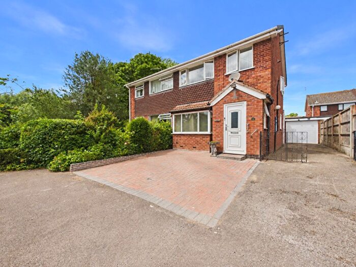 3 Bedroom Semi-detached House For Sale In White Horse Close, Worcester, Worcestershire, WR2