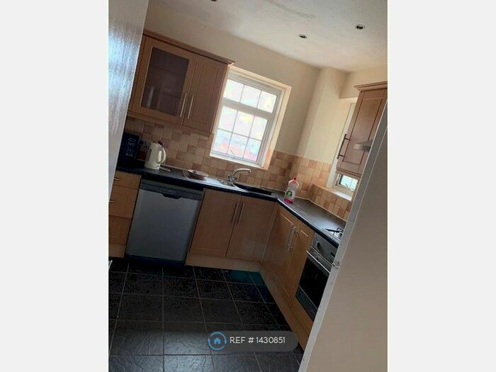 2 Bedroom Flat To Rent In Glebe Court, Mitcham, CR4