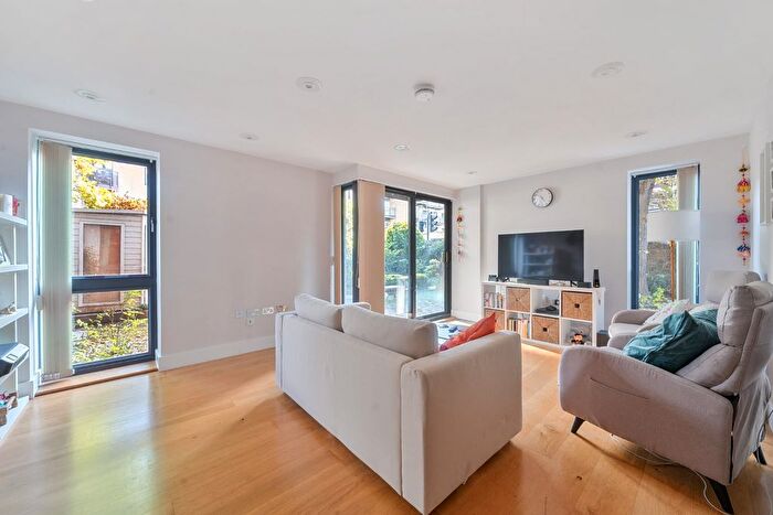 2 Bedroom Flat To Rent In Trinity Road, London, SW19