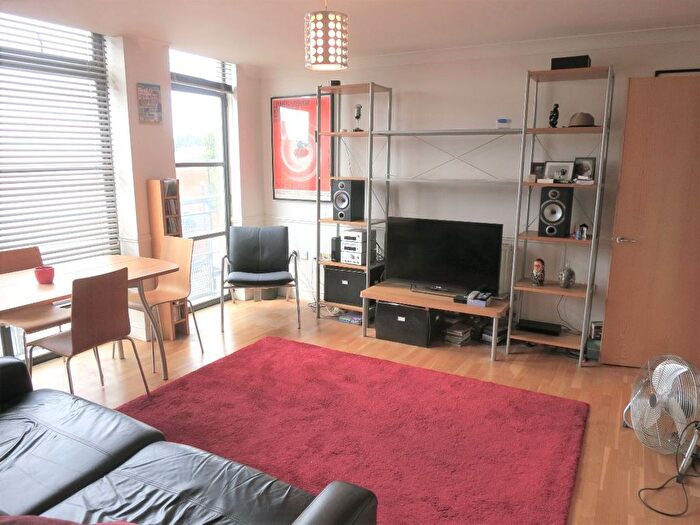 1 Bedroom Flat To Rent In Town Meadow, Brentford, TW8