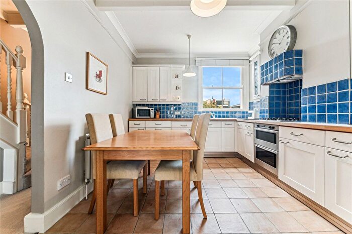 2 Bedroom Flat For Sale In Grandison Road, SW11