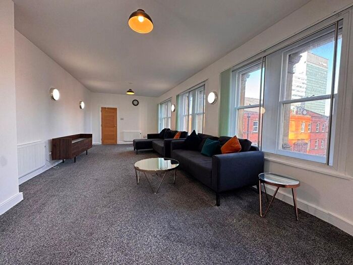 3 Bedroom Flat To Rent In Portland Street, Manchester, M1