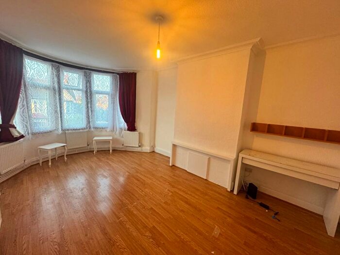1 Bedroom Flat To Rent In Lodge Drive, First Floor, London, N13