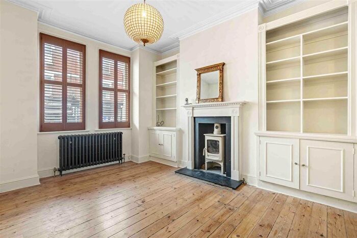2 Bedroom Maisonette For Sale In Munster Road, London, SW6