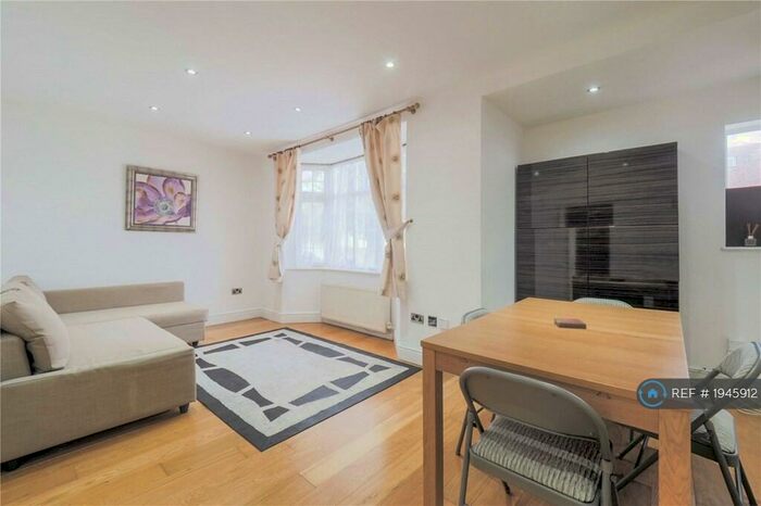 2 Bedroom Flat To Rent In Selborne Gardens, London, NW4