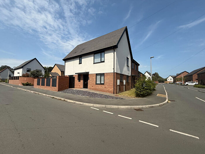 3 Bedroom Semi-Detached House To Rent In Southgate Way, Hull, Yorkshire, HU8