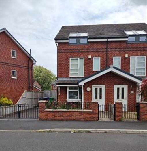 2 Bedroom Town House To Rent In Hobbs Drive, Manchester, M22