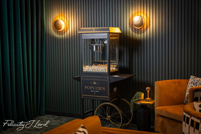 1 Bedroom Apartment For Sale In Landmark Square, London, E14