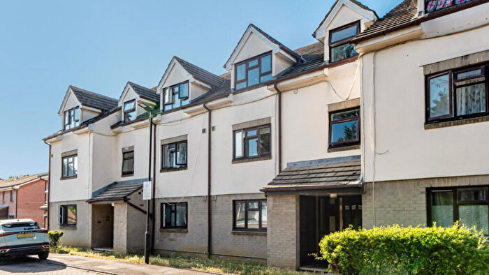 2 Bedroom Flat For Sale In Broad Oak Close, Highams Park, E4