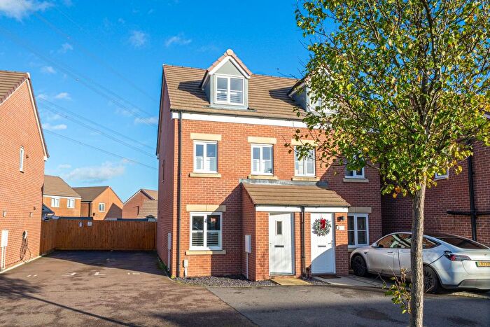 3 Bedroom Semi-Detached House For Sale In Lactans Edge, Leighton Buzzard, LU7