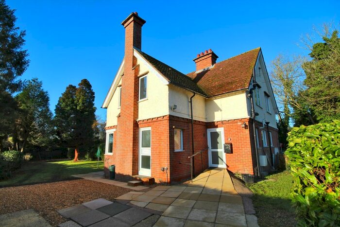 2 Bedroom Semi-Detached House To Rent In Lymington, Hampshire SO41