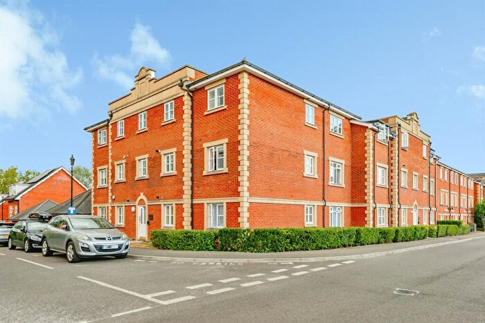 2 Bedroom Apartment For Sale In Cambridge Square, Redhill, RH1