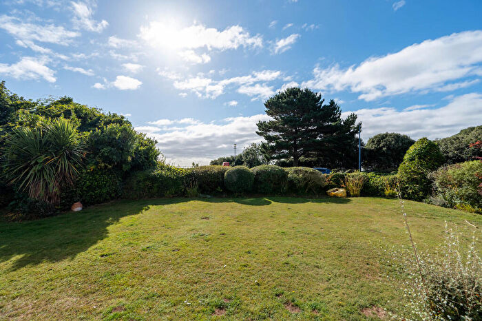 3 Bedroom Flat For Sale In Hamilton Gardens, Felixstowe, IP11