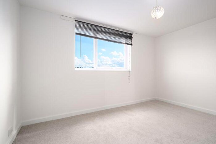 2 Bedroom Flat To Rent In Hersham Road, Walton-On-Thames, KT12