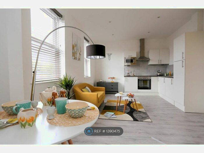 1 Bedroom Flat To Rent In Bramhall Lane, Stockport, SK2