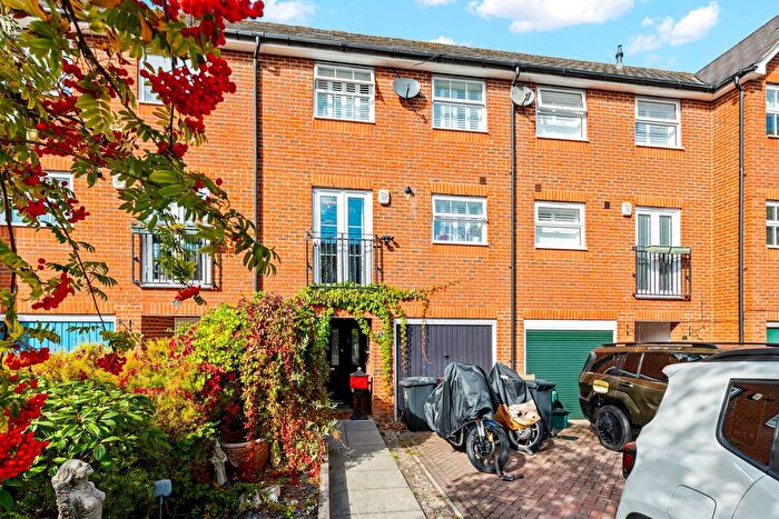 4 Bedroom Town House For Sale In Buxton Close, Epsom, KT19