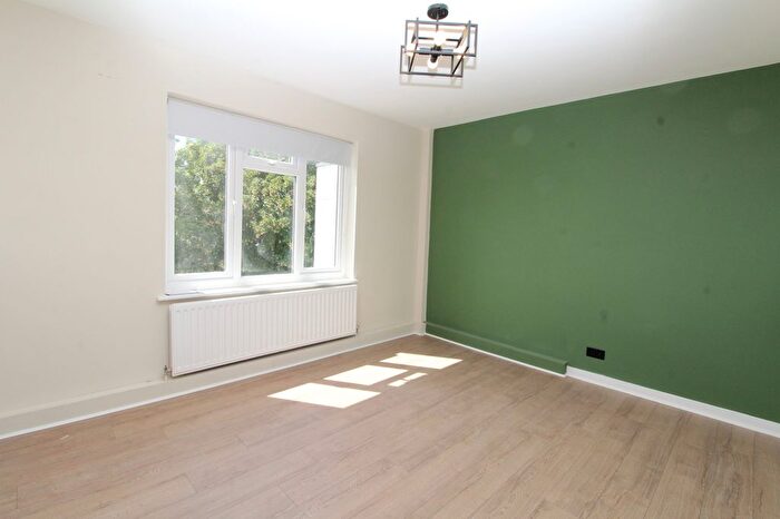 2 Bedroom Flat To Rent In Taymount Rise, London, SE23