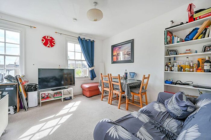 2 Bedroom Flat For Sale In Myrtle Road, Acton, London, W3