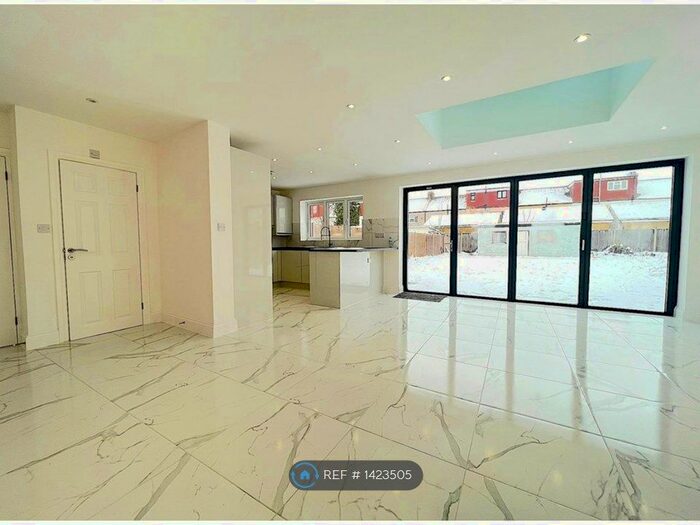 4 Bedroom End Of Terrace House To Rent In Westernville Gardens, Ilford, IG2