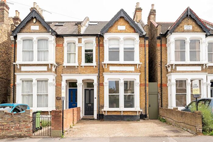 3 Bedroom Maisonette For Sale In Melville Road, Walthamstow, E17