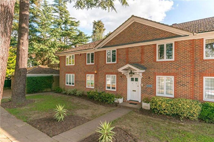 2 Bedroom Apartment To Rent In Rosslyn Park, Weybridge, KT13