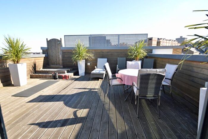 2 Bedroom Apartment To Rent In Centric, Acre Passage, Windsor, SL4