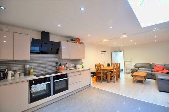 6 Bedroom Terraced House To Rent In Ensuite. &#; Pppw For Group Of People. Heeley Rd, Selly Oak, B29