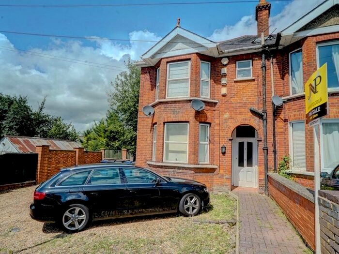 1 Bedroom Flat To Rent In Benjamin Road, High Wycombe, HP13