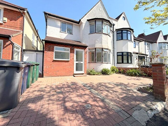 3 Bedroom Semi-Detached House To Rent In Hervey Close, London, N3