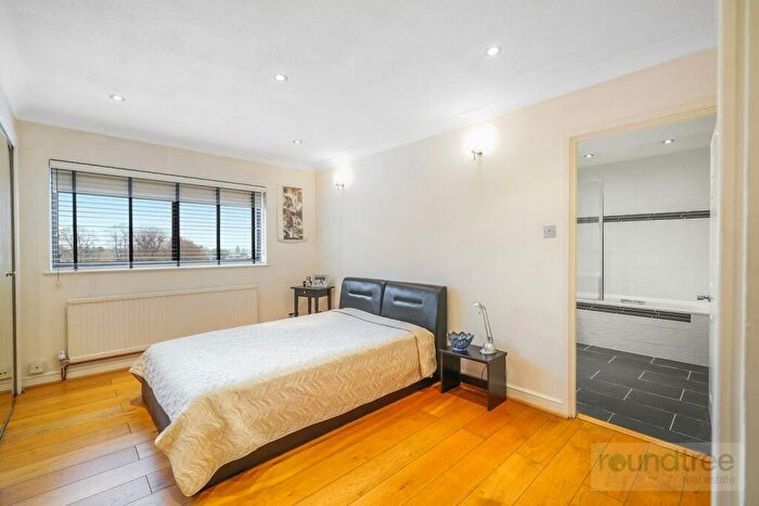 4 Bedroom Apartment For Sale In Spencer Close, Finchley, N3