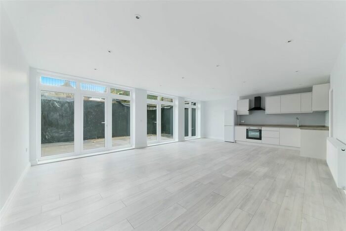 3 Bedroom Flat To Rent In Kingston Road, London, SW19