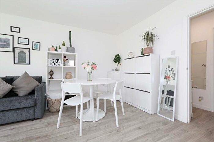 1 Bedroom Flat To Rent In Mayfield House, Northfield Road, N16