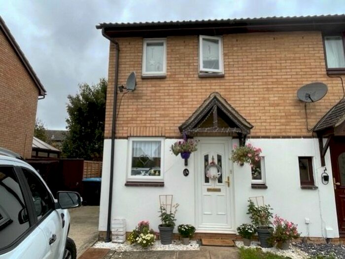 2 Bedroom Semi-Detached House To Rent In Heather Close, Carterton, Oxon, OX18