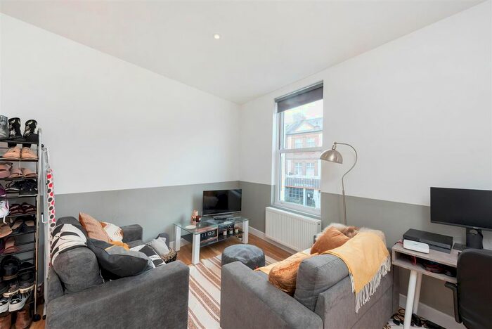2 Bedroom Flat To Rent In Fulham Palace Road, Hammersmith, London, W6