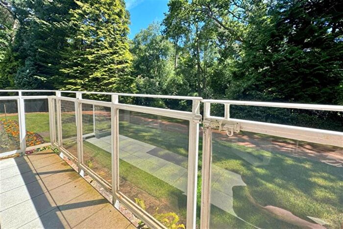 2 Bedroom Flat To Rent In Canford Cliffs, BH13