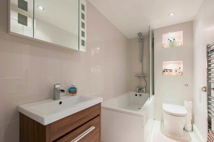 1 Bedroom Flat To Rent In Cumberland Park, Poet's Corner, London, W3