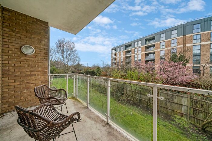2 Bedroom Flat For Sale In Aura House, Melliss Avenue, TW9