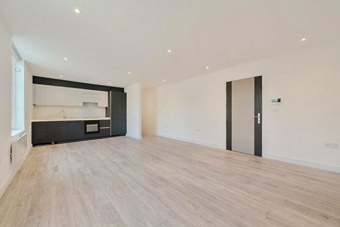 2 Bedroom Flat To Rent In Wray Park Road Reigate, RH2